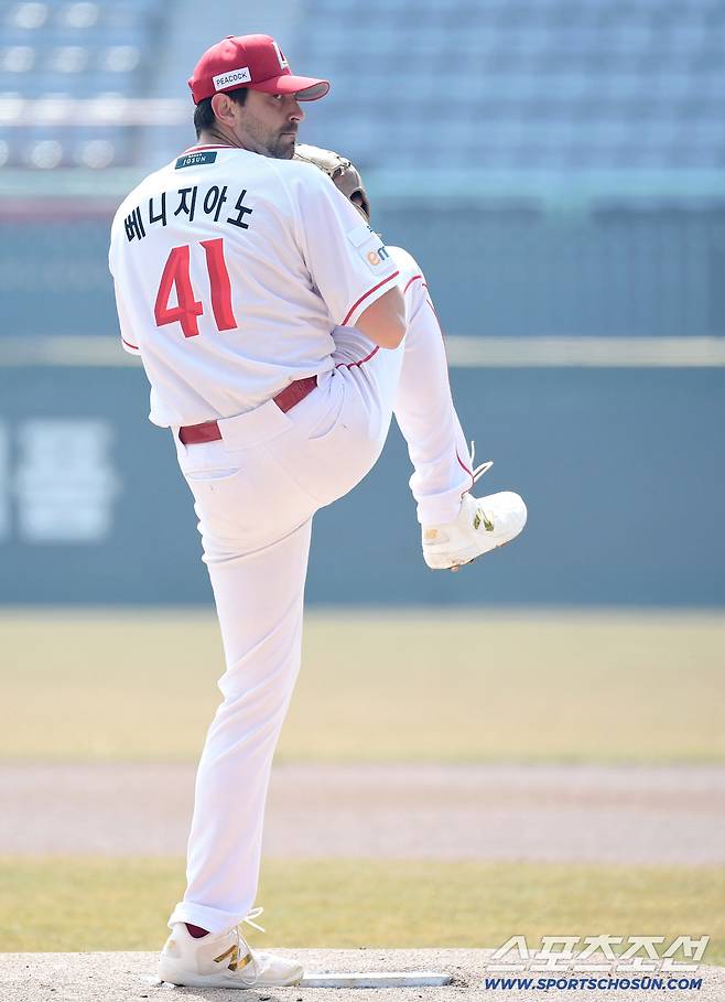 17일 인천 SSG랜더스필드에서 열린 KBO리그 SSG와 삼성의 경기. 선발 투구하고 있는 SSG 베니지아노. 인천=송정헌 기자songs@sportschosun.com/2026.03.17/