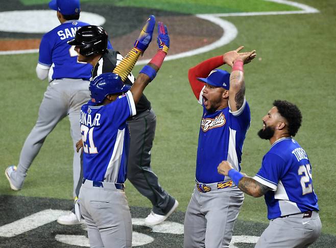 로날드 아쿠냐 주니어가 7회말 득점을 올린 뒤 윌슨 콘트레라스와 기뻐하고 있다. UPI연합뉴스