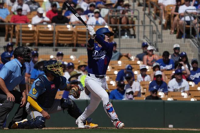 Mar 16, 2026; Phoenix, Arizona, USA; Los Angeles Dodgers second baseman Hyeseong Kim (6) hits a single against the Milwaukee Brewers in the second inning at Camelback Ranch-Glendale. Mandatory Credit: Rick Scuteri-Imagn Images

<저작권자(c) 연합뉴스, 무단 전재-재배포, AI 학습 및 활용 금지>