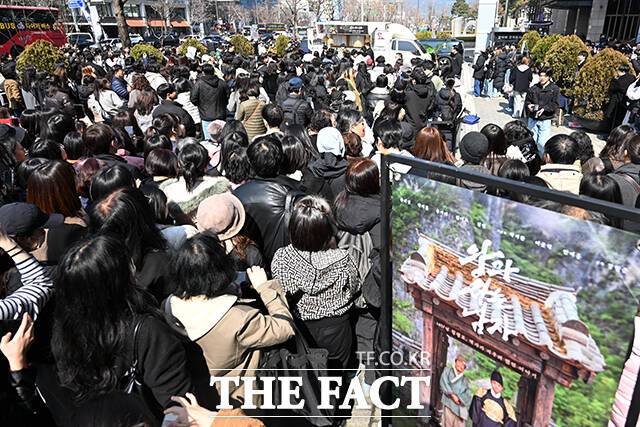 영화 ‘왕과 사는 남자’가 누적 관객수 1200만 명을 돌파한 12일 오후 서울 중구 서울신문사 광장에서 장항준 감독이 시민들에게 커피를 나눠주고 있다. /서예원 기자