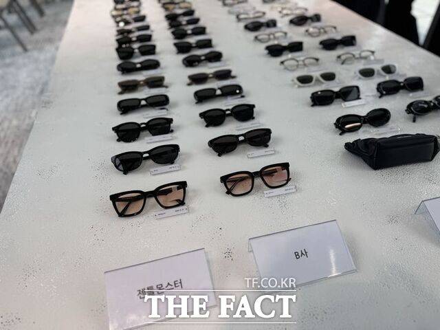 젠틀몬스터가 제품(왼쪽) 디자인을 모방했다는 블루엘리펀트(오른쪽) 아이웨어 제품의 모습이다. /뉴시스