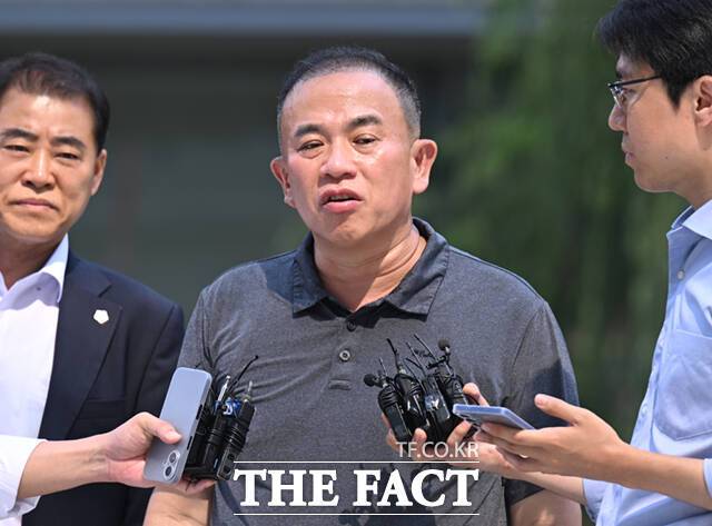 명태균 씨가 지난해 8월 서울 종로구 KT광화문빌딩 웨스트에 마련된 김건희 여사 관련 의혹 수사 중인 민중기 특별검사팀 사무실로 출석하고 있다./이새롬 기자