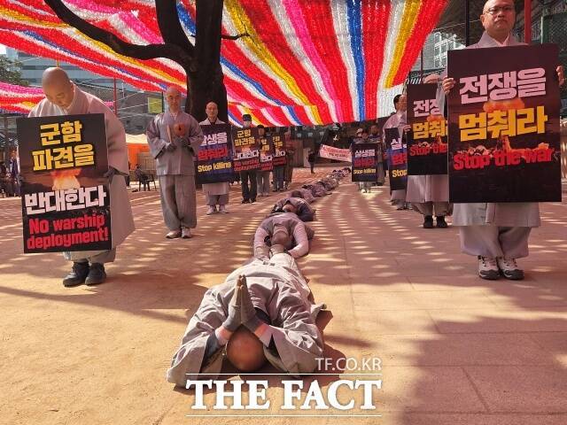 대한불교조계종 사회노동위원회와 실천불교승가회 소속 스님과 시민 30여명은 이날 서울 종로구 조계사부터 주한미국대사관 인근까지 오체투지를 진행했다. 오체투지는 이마와 두 팔꿈치, 두 무릎 등 신체의 다섯 부분이 땅에 닿도록 엎드려 절하는 것을 의미한다. /안디모데 기자