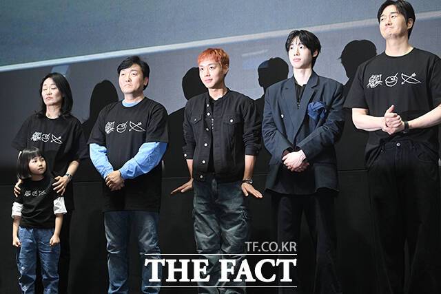 배우 박지훈(가운데)이 17일 오후 서울 강남구 메가박스 코엑스에서 열린 영화 ‘왕과 사는 남자’ 무대인사에 참석해 팬들을 향해 포즈를 취하고 있다. /서예원 기자