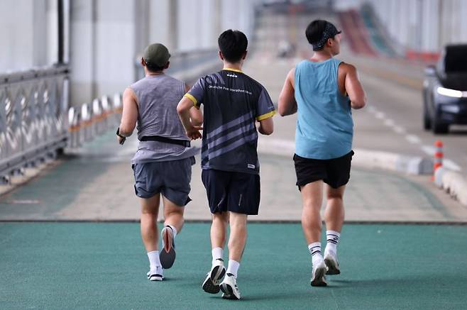 기사의 이해를 돕기 위한 사진. 서울 서초구 잠수교에서 시민들이 뛰고 있다. 연합뉴스 제공
