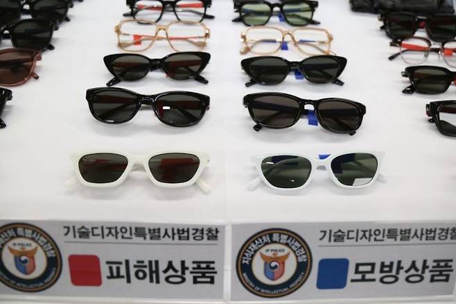 타인의 상품 형태를 모방한 상품을 수입·판매한 법인 A사 대표 ㄱ씨(38·구속)가 '부정경쟁방지 및 영업비밀 보호에 관한 법률'을 위반한 혐의로 구속기소 됐다. ㄱ씨가 수입·판매한 모방 상품과 피해 상품이 진열돼 있다. 지식재산처