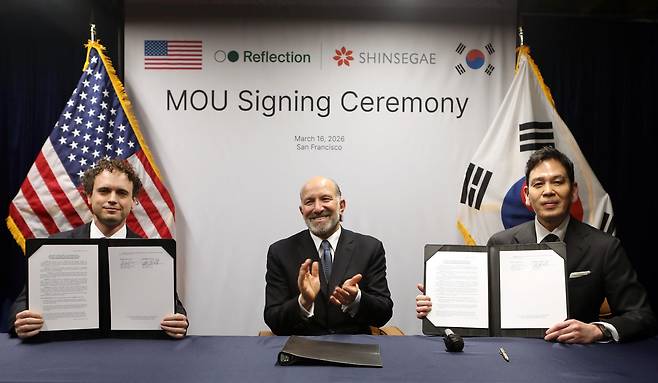 16일 미국 캘리포니아주 샌프란시스코 '내셔널 AI 센터'에서 열린 신세계그룹과 미국 스타트업 리플렉션AI 간 전략적 파트너십 협약식에서 하워드 러트닉 상무장관(가운데), 정용진 신세계 회장(오른쪽), 미샤 라스킨 리플렉션AI 최고경영자(CEO)가 기념 촬영을 하고 있다. /신세계그룹·연합뉴스