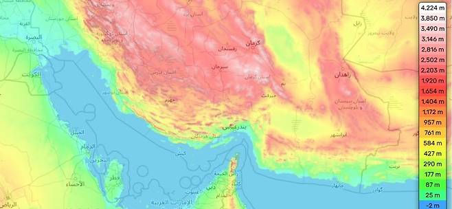 해운ㆍ군사 전문가들은 호르무즈 해협 가까이 이란쪽 지형은  전체를 조망할 수 있는 높이 500~1500m의 산악 지대이고, 특히 병목 지점의 해안 발사대에서 항로까지는 5,6 ㎞ 밖에 떨어져 있지 않아 이란혁명수비대가 기습 공격을 하기에 매우 유리하며, 군함이 즉각 대응하기가 매우 어렵다고 말한다.