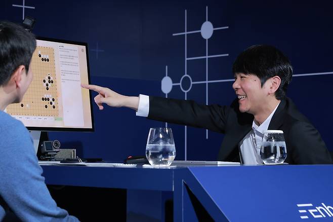 이세돌 9단이 9일 오후 서울 종로구 포시즌스호텔에서 AI 스타트업 인핸스가 주최한 '에이전틱 AI 상용화 글로벌 캠페인'에 참석해 인핸스의 AI 에이전트와 실시간 협업하여 만든 바둑 프로그램을 시연하고 있다. /뉴스1