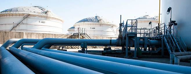 석유 복합물류터미널 오일허브코리아여수가 운영하는 석유 저장탱크. / 오일허브코리아여수 홈페이지