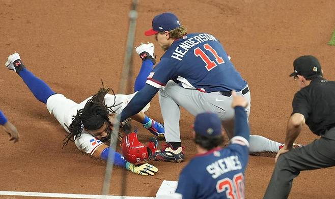 미국 3루수 거너 핸더슨(가운데)이 16일 도미니카공화국과의 WBC 4강전에서 3회말 3루로 쇄도하던 페르난도 타티스 주니어를 태그아웃시키고 있다. 2사 1루에서 케텔 마르테의 우전 안타 때 미국 우익수 에런 저지가 레이저 같은 노바운드 송구로 1루 주자 타티스 주니어를 잡아냈다. 마이애미=AP 뉴시스