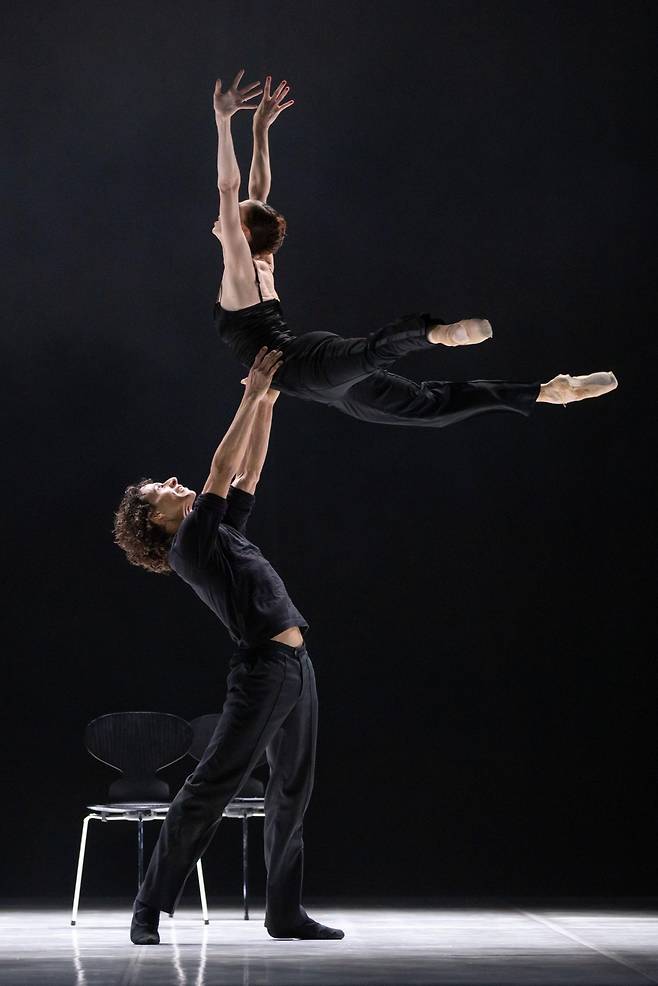 스위스 기반 무용단인 베자르 발레 로잔(BBL)이 셰익스피어 비극을 현대적으로 풀어낸 무용 ‘햄릿’. 인아츠프로덕션 제공