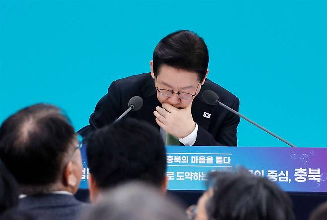 이재명 대통령이 13일 충북 청주 오스코에서 열린 ‘충북의 마음을 듣다’ 타운홀미팅 간담회에서 김윤덕 국토부장관의 보고를 경청하고 있다. 2026.3.13. 청와대사진기자단