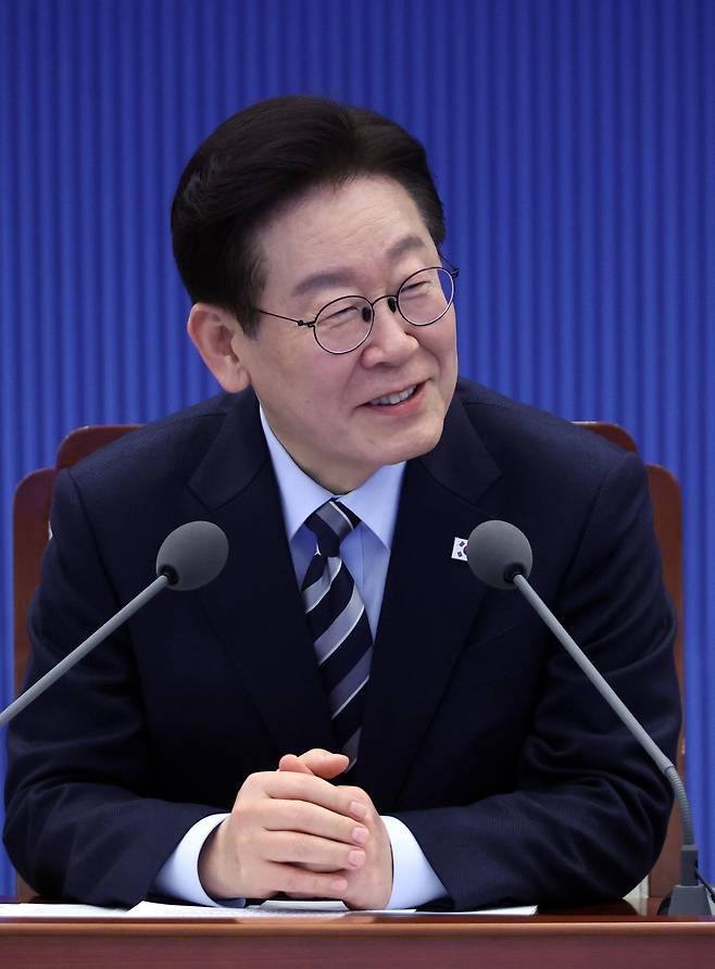 이재명 대통령이 12일 청와대에서 열린 수석보좌관회의에서 발언하고 있다. 뉴시스