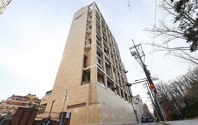 13일 국토교통부가 발표한 2025년 공동주택 공시가격안에 따르면 전국 공동주택 1558만호 중 가장 가격이 높은 공동주택은 ‘에테르노청담’ 아파트 전용면적 464.11㎡이 200억6000만원으로 ‘더펜트하우스 청담’(164억원)을 제치고 가장 비싼 아파트로 나타났다. 사진은 이날 서울 강남구 에테르노 청담 모습. 2025.03.13. 뉴시스