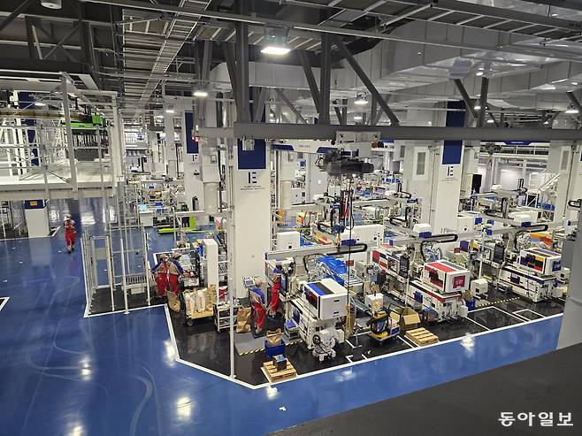 일본 시즈오카의 건담 공장 내부. 지난해 7월 새로 문을 연 이 공장에선 자동화된 사출성형기와 이동식 운반카트가 건담을 생산하고 있다. 사출성형기 한 대당 하루 4000개의 건담 제품을 생산할 수 있다. 시즈오카=황인찬 특파원 hic@donga.com