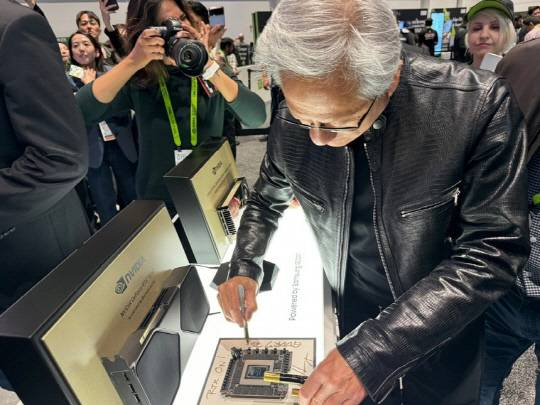 젠슨 황 엔비디아 최고경영자(CEO)가 작년 3월 미 워싱턴 DC에서 열린 연례 개발자 콘퍼런스 GTC 2025에서 삼성전자 부스를 방문해 GDDR7에 친필 서명을 하고 있다. 연합뉴스