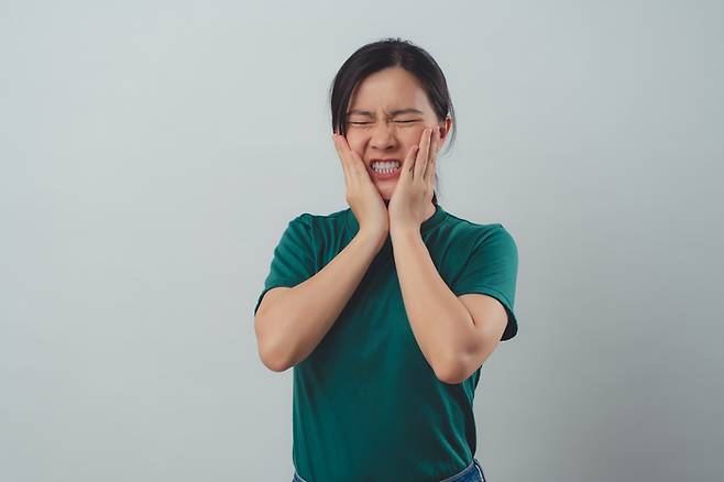 양치 도중 잇몸에서 피가 나거나 입 냄새가 오래 지속되는 등 구강 상태의 변화가 단순한 치아 문제를 넘어 대장암 위험과 연관될 수 있다는 연구 결과가 제시됐다. 사진=게티이미지