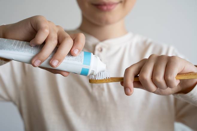 양치 도중 잇몸에서 피가 나거나 입 냄새가 오래 지속되는 등 구강 상태의 변화가 단순한 치아 문제를 넘어 대장암 위험과 연관될 수 있다는 연구 결과가 제시됐다. 사진=게티이미지