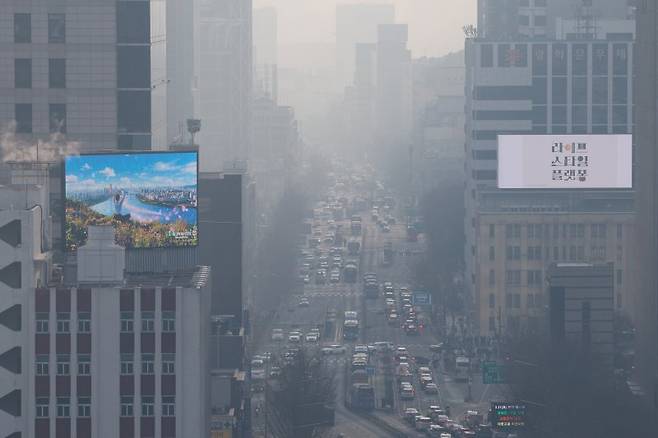 북서기류를 타고 온 국외 미세먼지가 유입되면서 초미세먼지 농도가 '나쁨' 수준을 보인 16일 서울 도심 일대가 뿌옇다. 뉴스1