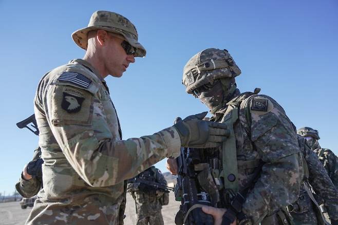 육군은 지난 4일부터 15일까지 미국 캘리포니아주 모하비 사막 국립훈련센터에서 연합 소부대훈련을 실시했다고 17일 밝혔다. 사진은 미 NTC 연합 소부대훈련에서 출정 전 군장 검사를 하는 모습. 육군 제공