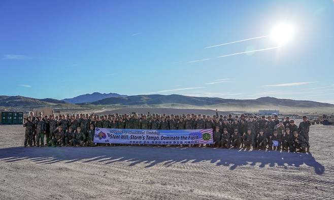 육군은 지난 4일부터 15일까지 미국 캘리포니아주 모하비 사막 국립훈련센터에서 연합 소부대훈련을 실시했다고 17일 밝혔다. 사진은 미 NTC 연합 소부대훈련에 참여한 장병들이 기념 촬영하는 모습. 육군 제공