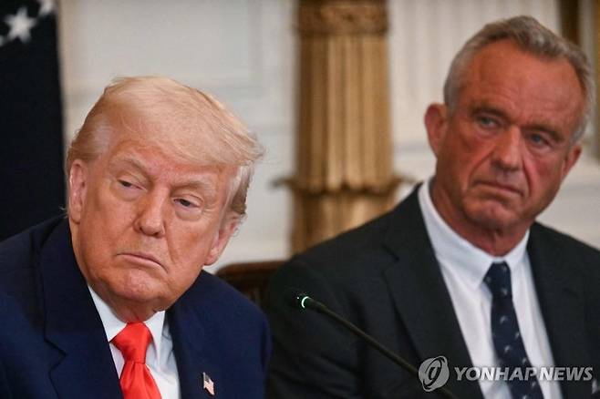 도널드 트럼프 미국 대통령(왼쪽)과 로버트 F 케네디 주니어 미국 보건복지부 장관.연합뉴스