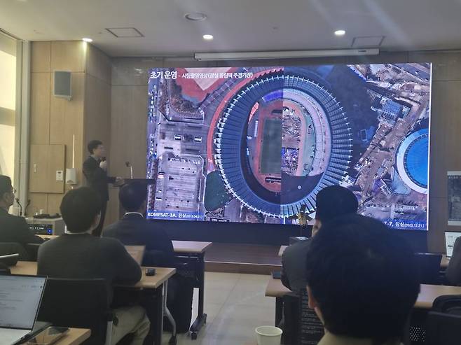 17일 서울 광화문에서 우주항공청이 다목적 7호·차중 3호 초기운영 성과 발표를 하면서 10년전 대비 선명한 해상도로 촬영된 잠실 올림픽 주경기장 모습을 비교하고 있는 모습. 사진=연지안 기자