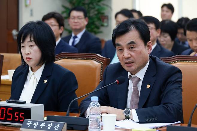 안규백 국방부 장관이 17일 서울 여의도 국회에서 열린 국방위원회 전체회의에서 의원 질의에 답하고 있다. 뉴시스