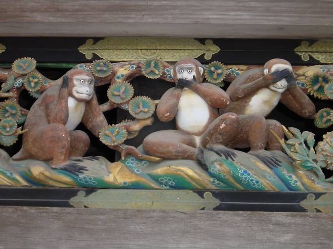 토쿠가와 이에야스(1543~1616)의 추모 공간으로 조성된 일본 닛코 동조궁에 가면 눈과 귀와 입을 가리고 있는 세 원숭이, 삼원(三猿·산자루)을 만날 수 있다. 사진=전경수 교수