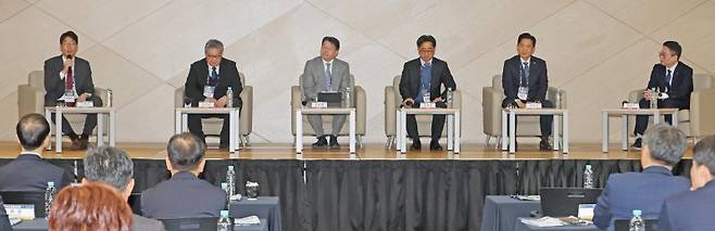 파이낸셜뉴스와 부산파이낸셜뉴스가 17일 부산항국제전시컨벤션센터(BPEX)에서 개최한 '2026 fn조선해양포럼'에서 안해성 대한조선학회 회장의 사회로 대담이 진행되고 있다. 왼쪽부터 안해성 대한조선학회 회장, 정재준 HD현대중공업 조선설계부문장, 김대영 한화오션 정책협력 담당 전무, 윤재균 삼성중공업 영업본부장, 박용식 HJ중공업 경영본부장 전무, 천강우 국립한국해양대학교 교수 사진=박범준 기자