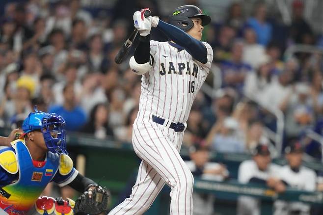 일본의 오타니 쇼헤이가 14일(현지 시간) 미 플로리다주 마이애미 론디포 파크에서 열린 2026 월드베이스볼클래식(WBC) 8강전 베네수엘라와 경기 1회 말 선두타자로 나와 1점 동점 홈런을 친 후 타구를 바라보고 있다. 앞서 일본은 1회 초 선두타자 로날드 아쿠나 주니어에게 1점 홈런을 허용했다.뉴시스