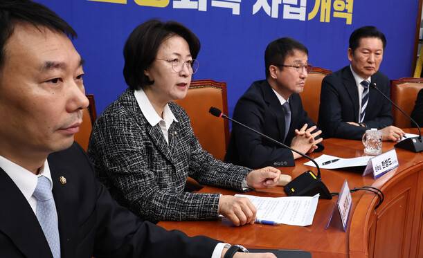 추미애 법사위원장이 17일 국회 더불어민주당 대표실에서 열린 긴급기자회견에서 검찰개혁안에 대해 발언하고 있다. 왼쪽은 김용민 더불어민주당 법사위 간사. 윤운식 선임기자 yws@hani.co.kr