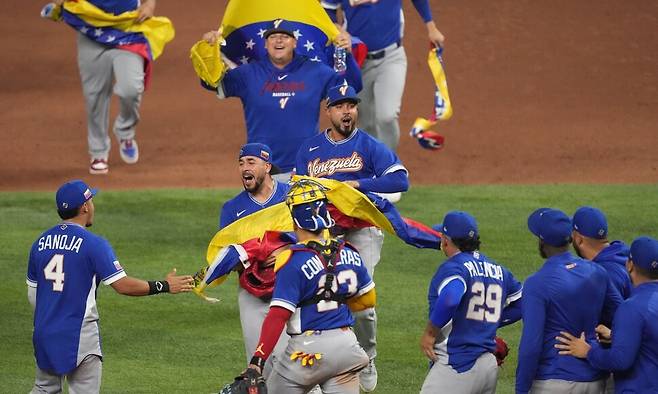 베네수엘라 선수들이 17일(한국시각) 미국 마이애미에서 열린 2026 세계야구클래식(WBC) 이탈리아와 4강전에서 승리한 뒤 기뻐하고 있다. 마이애미/AP 연합뉴스