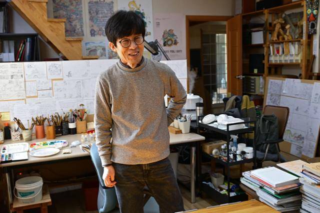 이억배 작가가 1998년 도시 생활을 정리하고 경기 안성시 작은 시골 마을에 마련한 작업실에서 웃고 있다. 강예진 기자