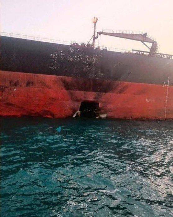 미국에 본사를 둔 바하마 선적의 유조선 ‘소난골 나미베’호가 5일 이란 이슬람혁명수비대의 무인 수상 드론 공격을 받아 선체에 구멍이 뚫리고 검게 그을린 모습. 소난골 나미베호는 쿠웨이트 무바라크 알 카비르항에서 남동쪽 30해리(약 55㎞) 떨어진 묘박지(배가 안전하게 머물 수 있는 해안 지역)에 정박하던 중 공격을 받았다. X 캡처