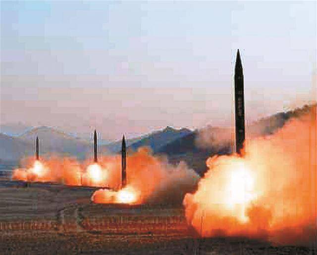 2018년 북한이 동해로 발사한 4발의 스커드-ER 탄도미사일이 하늘로 솟구치고 있다. 스커드 탄도미사일은 300~500㎞의 사거리를 가졌고 마하 5~7의 속도로 목표물에 떨어진다. 연합뉴스