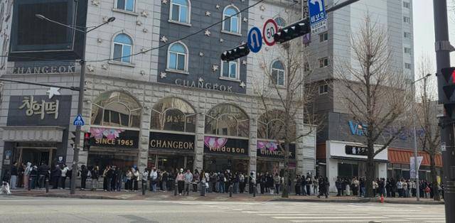 15일 광주 북구에 위치한 창억떡 중흥본점 앞에 떡을 사려는 사람들이 길게 줄을 서 있다. 스레드 캡처