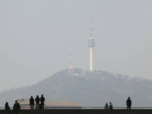 미세먼지 비상저감조치가 발령된 17일 서울 용산구 국립중앙박물관에서 바라본 남산 N서울타워가 흐리게 보이고 있다.뉴스1