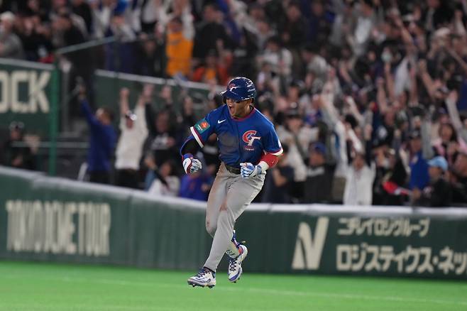<yonhap photo-5811=""> Taiwan's Cheng Tsung-che celebrates his home run during the sixth inning of a World Baseball Classic game between South Korea and Taiwan on Sunday, March 8, 2026 in Tokyo, Japan. (AP Photo/Eugene Hoshiko)/2026-03-08 15:44:24/ <저작권자 ⓒ 1980~2026 ㈜연합뉴스. 무단 전재 재배포 금지, AI 학습 및 활용 금지></yonhap>