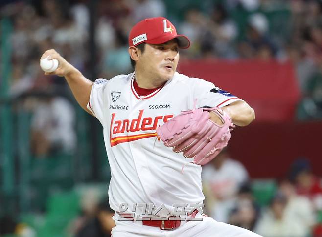 SSG 투수 노경은이 역투하고 있다. [사진 인천=정시종 일간스포츠 기자]