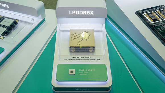 엔비디아의 'DGX Spark'와 SK하이닉스의 'LPDDR5X'. 젠슨황이 서명한 제품. [사진=SK하이닉스]