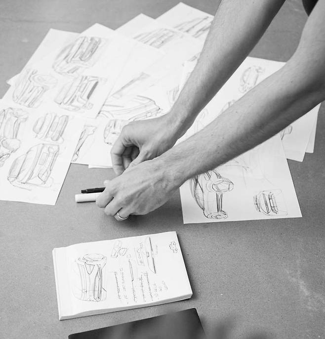 디자이너들의 디자인 스케치 / 출처=지커