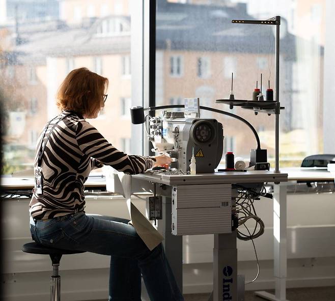 CMF 연구공간에서 원단을 재봉하는 디자이너의 모습 / 출처=지커