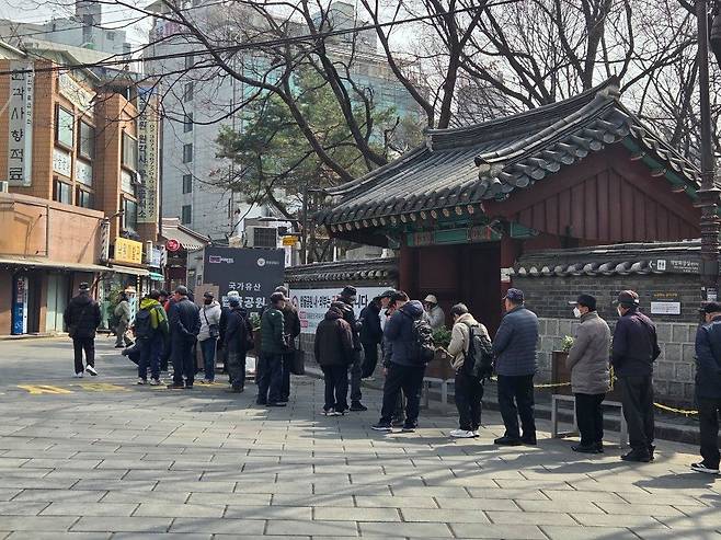 16일 오전 노인들이 서울 종로구 탑골공원 근처에서 무료급식을 받으러 줄 서서 기다리고 있다. 김남영 기자