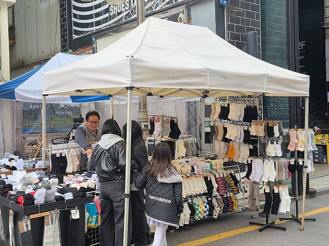 광주 충장로에서 양말장사를 하는 박영훈(46)씨는 15일 중앙일보와 만나 민주당에 대해 ″내란 청산도 중요하지만, 경제살리기와 민생회복에 힘 써야 할 때″라고 말했다. 유튜브 김어준씨에 대해선 ″그냥 정치하는 인터넷 방송 BJ가 아닌가 싶을 정도로 품위가 없다″고 했다. 이찬규 기자