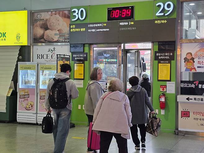 병원 치료를 위해 광주를 찾은 이화자씨(81)는 ″시방 뭐라도 허들 않으면 이 동네는 싹 다 망해불게 생겼당께″라며 행정통합에 찬성했다. 이씨는 딸인 김미진(58)씨와 15일 광주 고속버스터미널에서 버스에 탑승해 귀가했다. 이찬규 기자