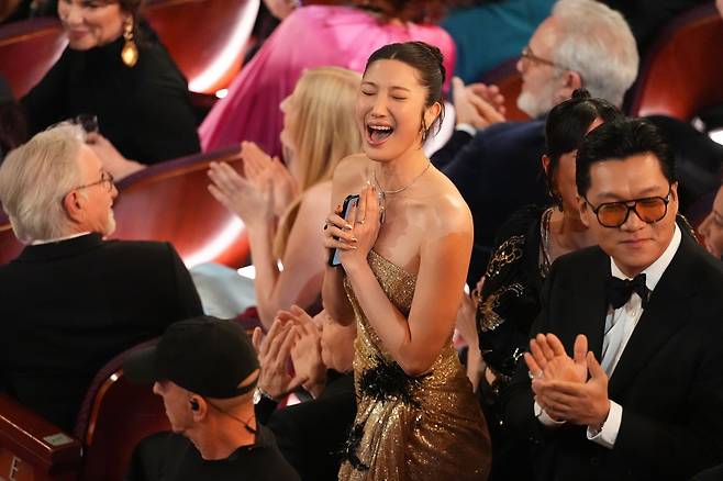 이재가 장편 애니메이션 부분 수상작으로 케데헌이 선정되자 자리에서 일어나 기뻐하고 있다. AP=연합뉴스