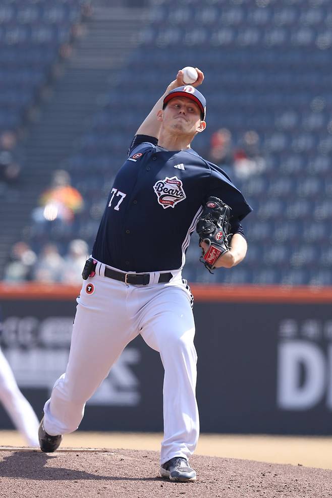 17일 한화와의 대전 시범경기에서 역투하는 두산 플렉센. 사진 두산 베어스