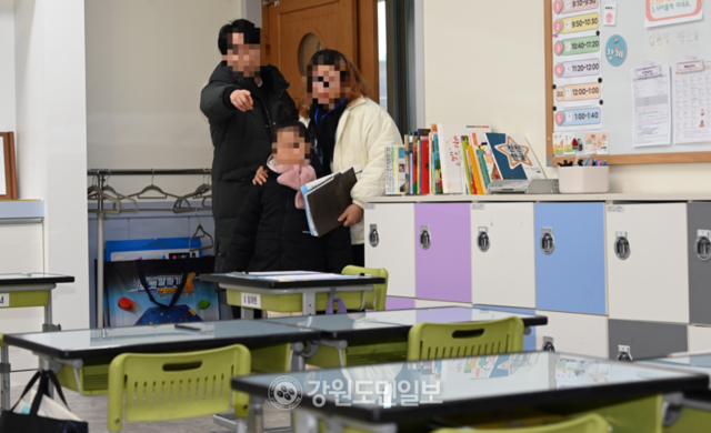 ▲ 기사와 직접적인 연관이 없는 사진입니다. 춘천 후평초등학교에서 열린 신입생 예비 소집에서 예비 초등학생이 부모님과 교실을 살펴보고 있다. 강원도민일보 자료사진